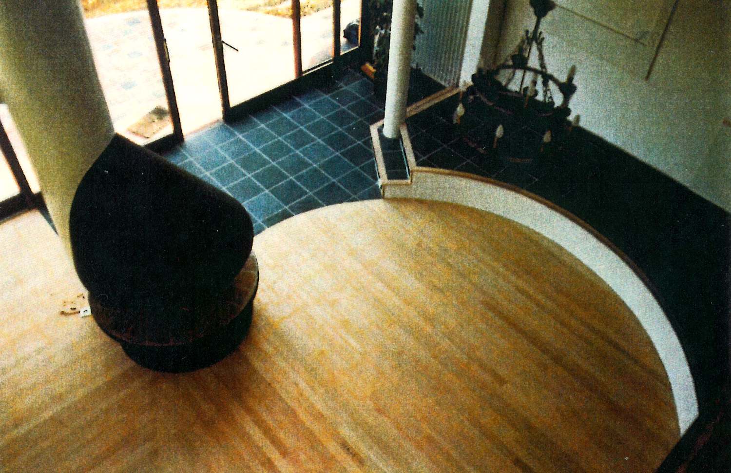 Aménagement intérieur avec grandes ouvertures